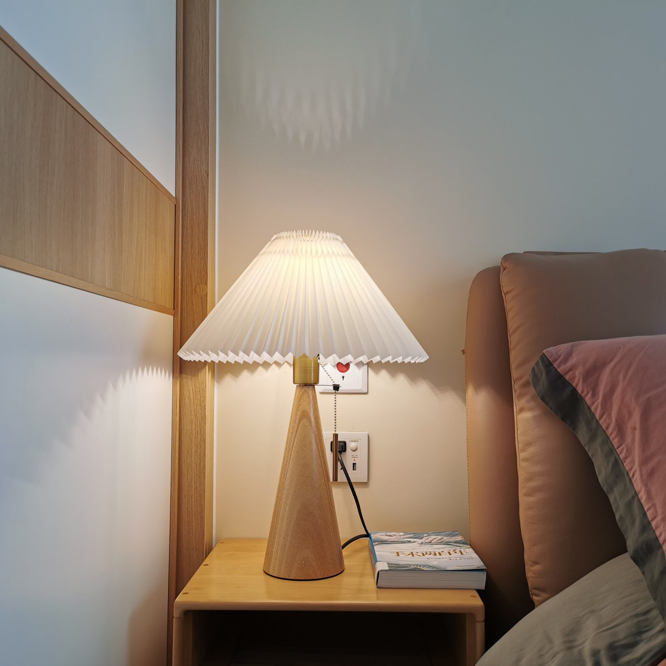 TimberLight - Zeitgenössische Holz- und Metall-Tischlampe