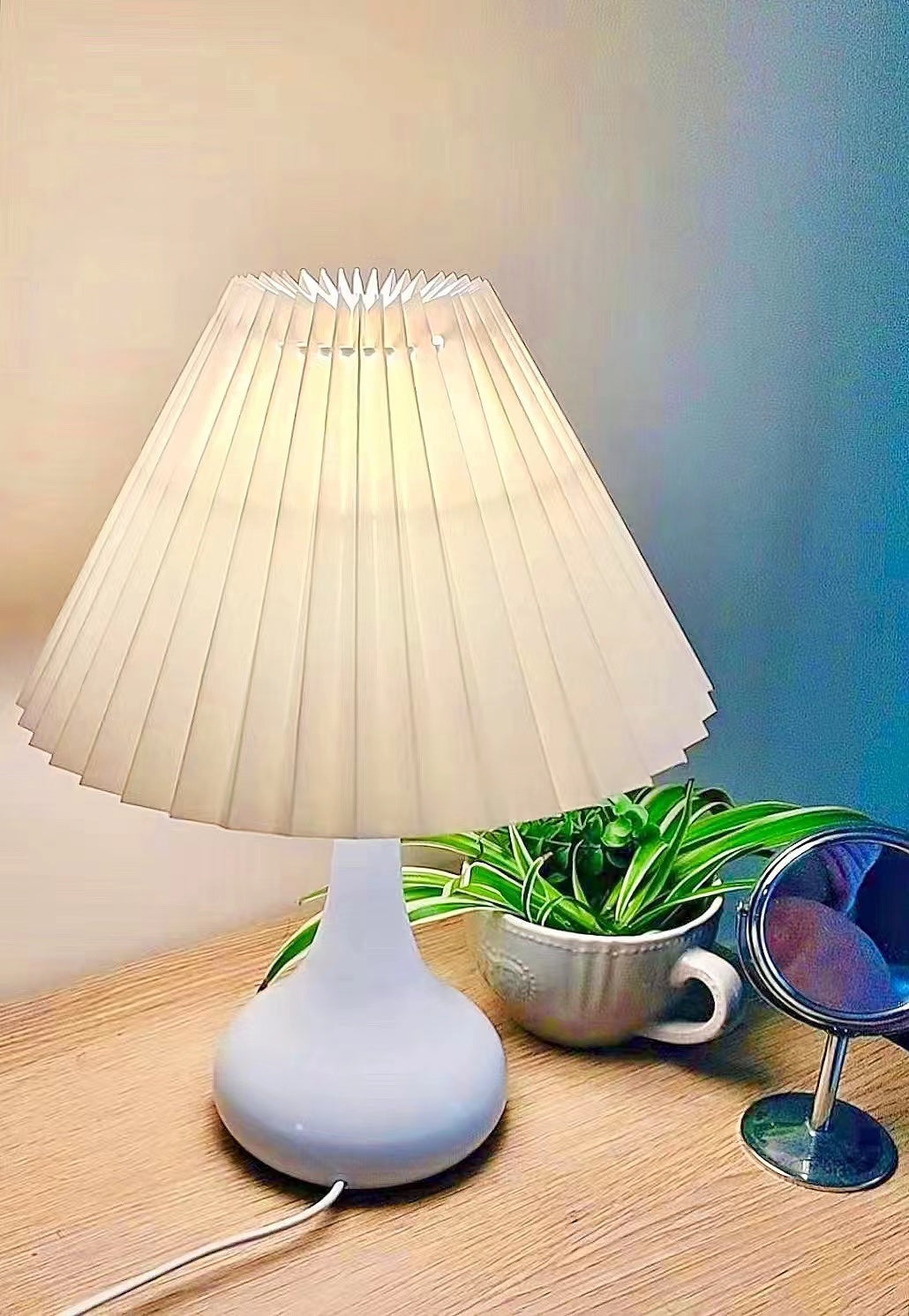 DrumGlow - Bordlampe med tidløst design og hyggeligt skær