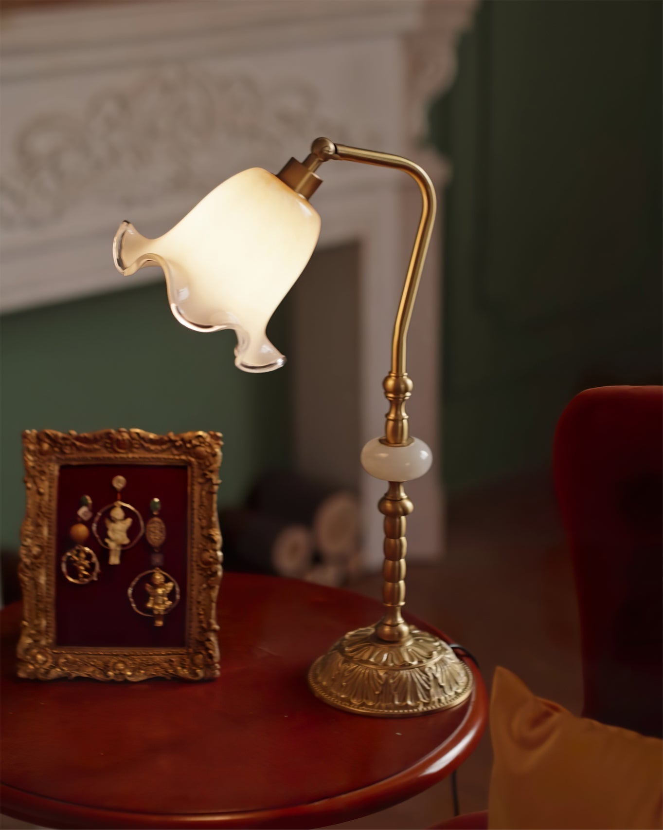 BrassFlora – Vintage bordlampe med blomsterformet skærm