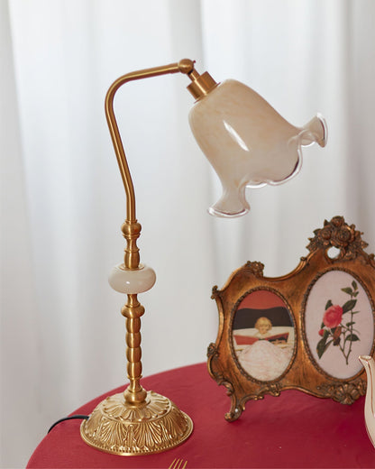 BrassFlora – Vintage bordlampe med blomsterformet skærm