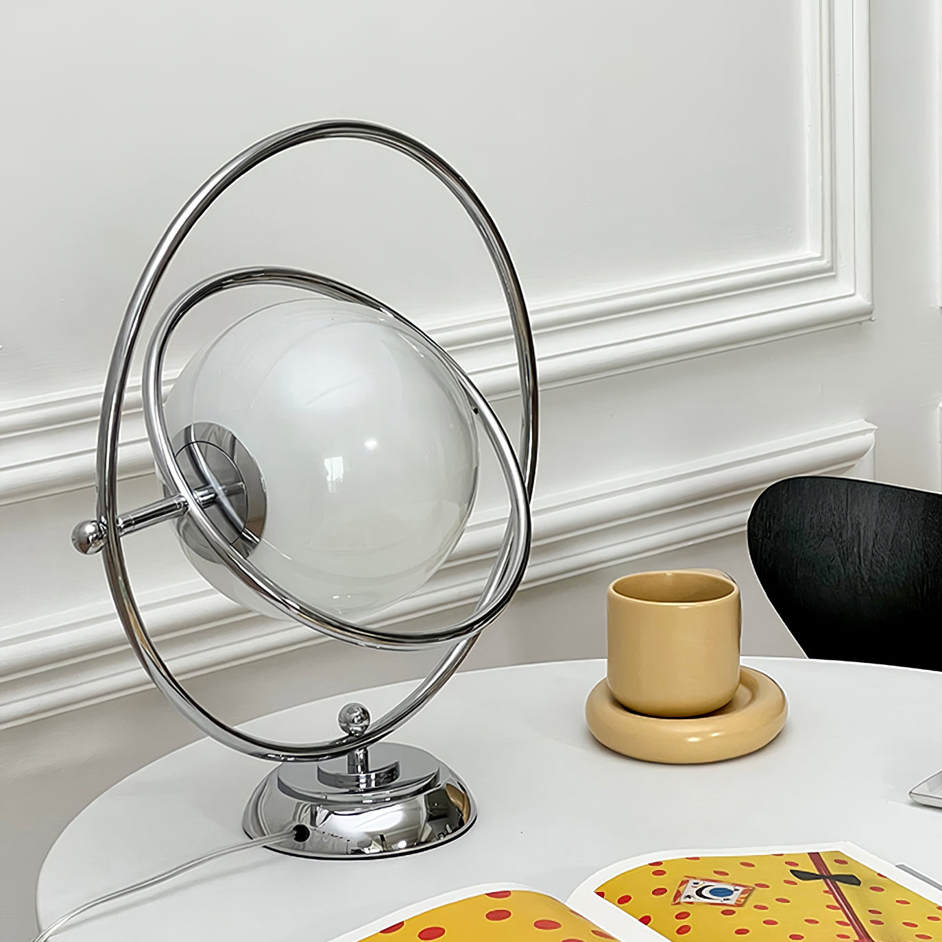 PlanetLuxe - Bordlampe med kosmisk design og subtil belysning