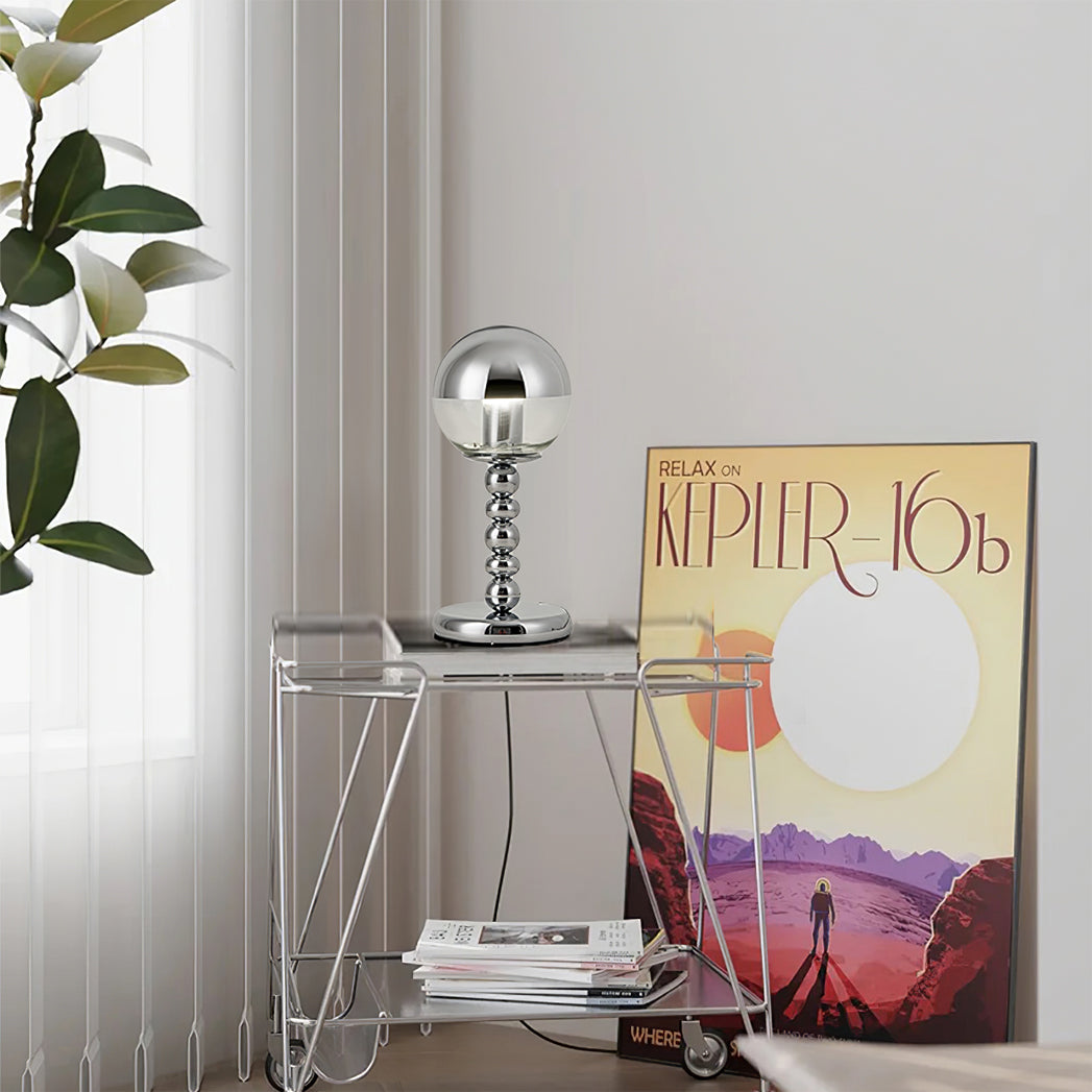 ChromeGlow – Minimalistisk bordlampe med spejlkugle