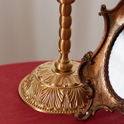BrassFlora – Vintage bordlampe med blomsterformet skærm
