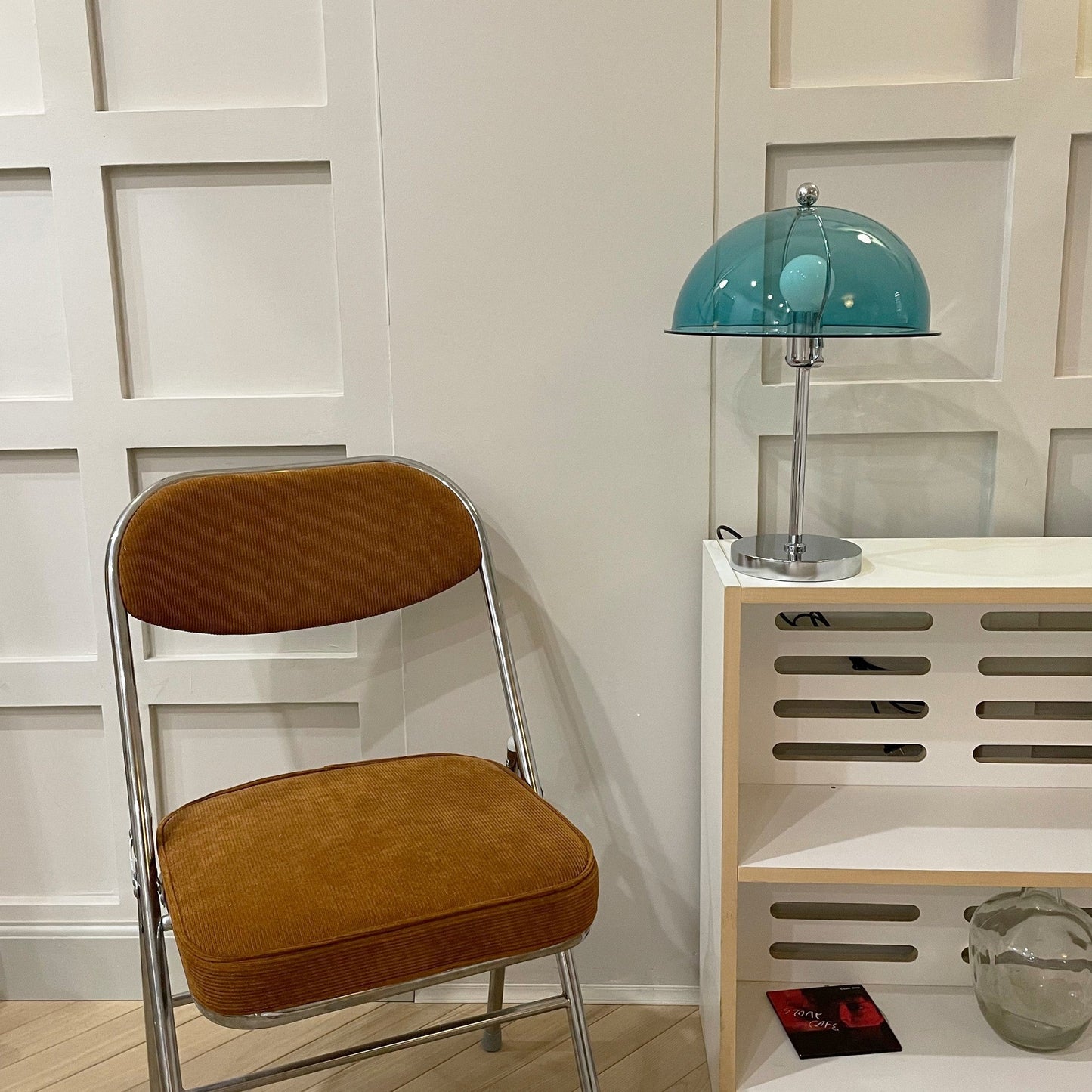 ClassicGlow - Sølv Metal og Akryl Bordlampe