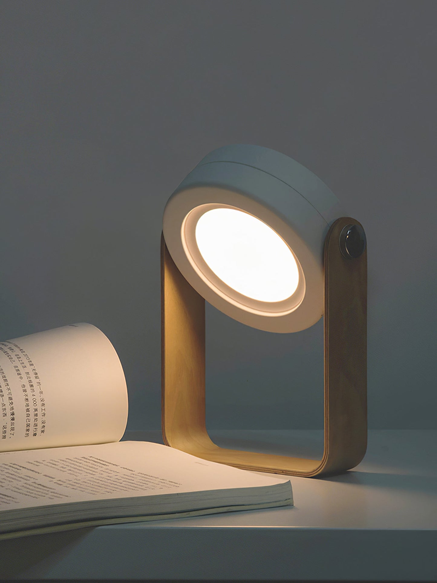 LanternLuxe - Lampe de table lanterne portable avec une lueur chaleureuse et un design élégant