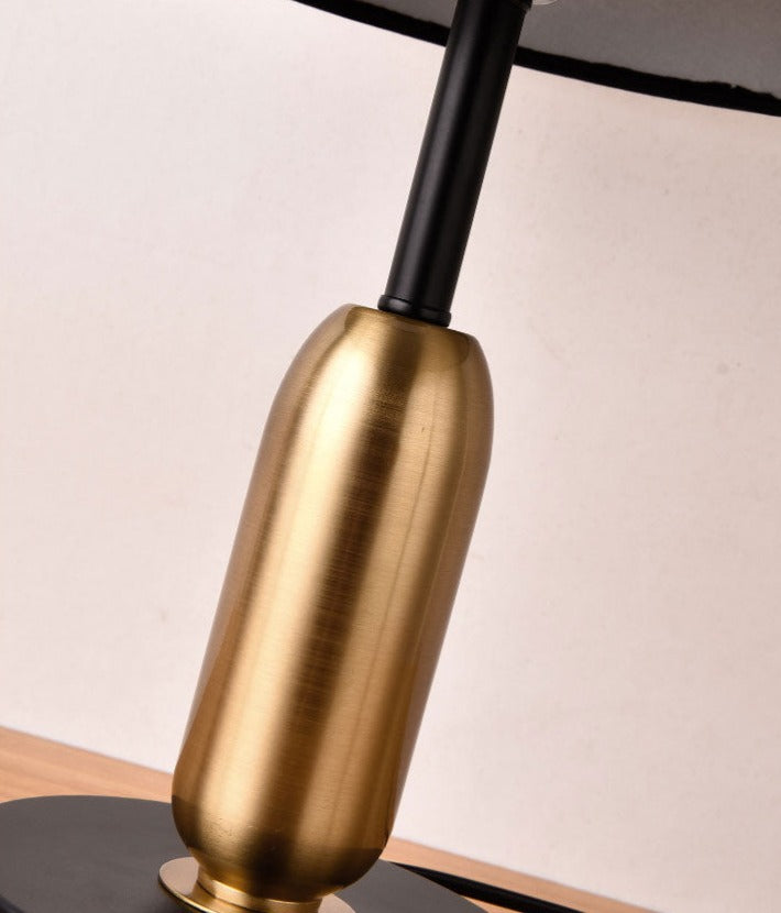 NoirGlow - Guld-Sort Bordlampe med Minimalistisk Design