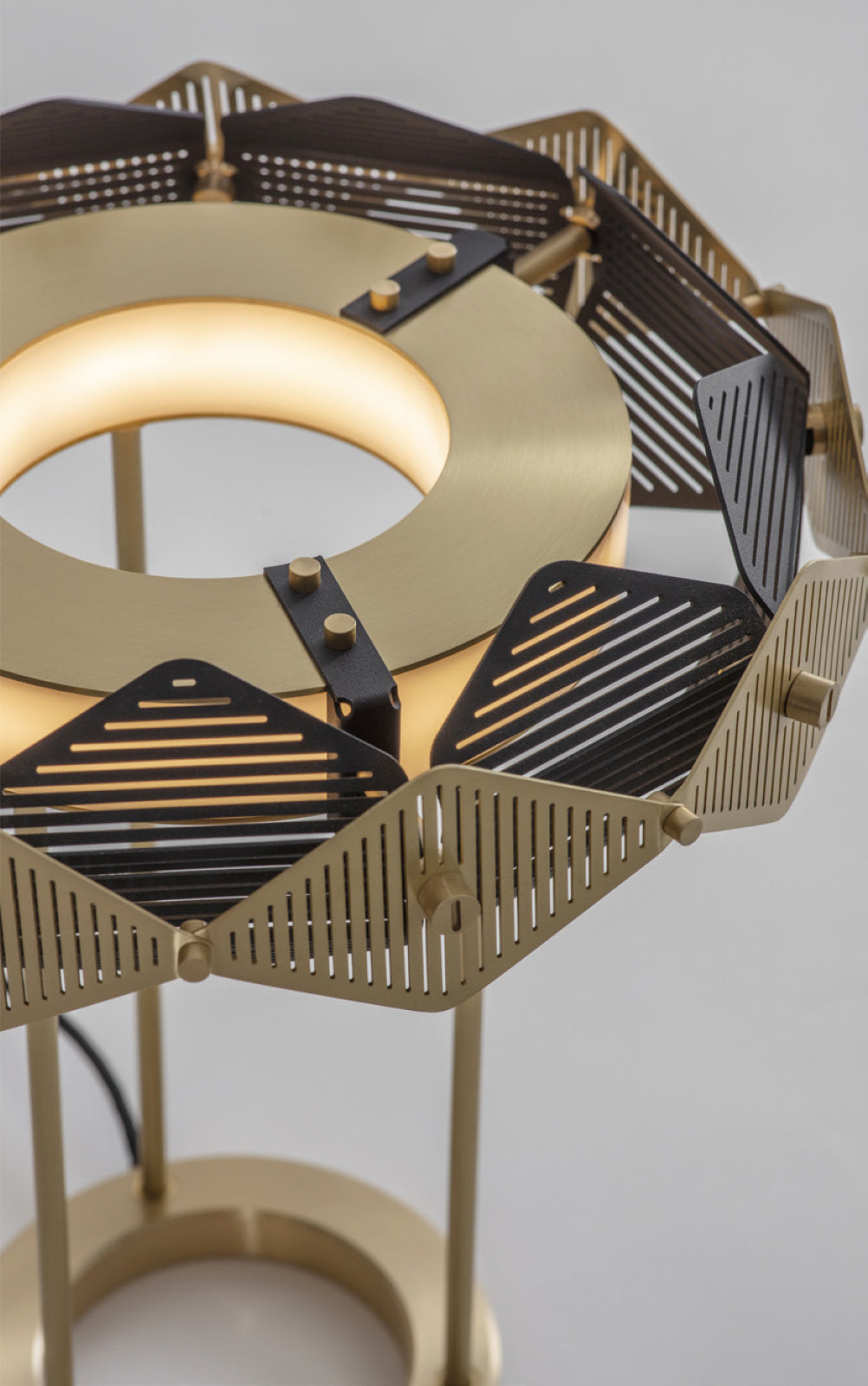 RoteLuxe - Bordlampe med tidløst design og rødlig luksuriøs udseende