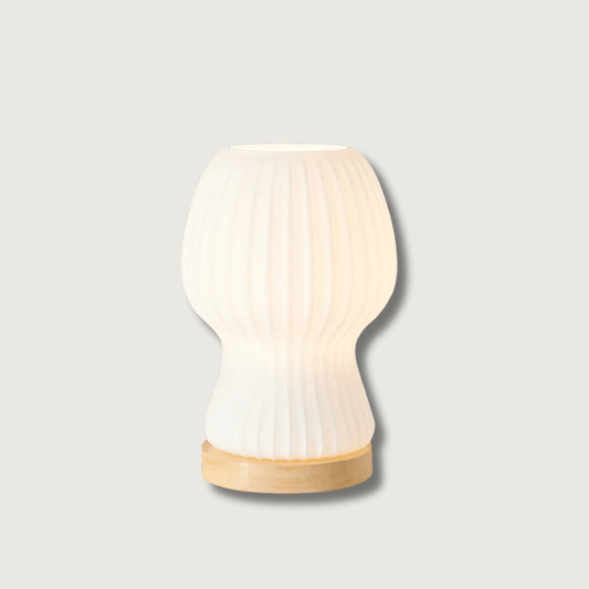 GlowFold – Foldet Glas Bordlampe med Træfod