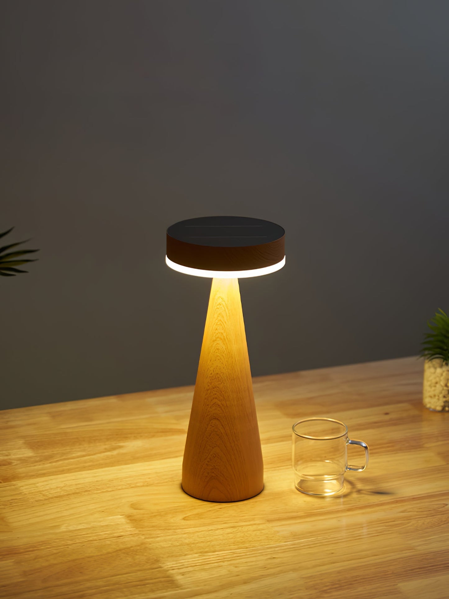 LighthouseLuxe - Bordlampe med genopladelig funktion og havinspiration