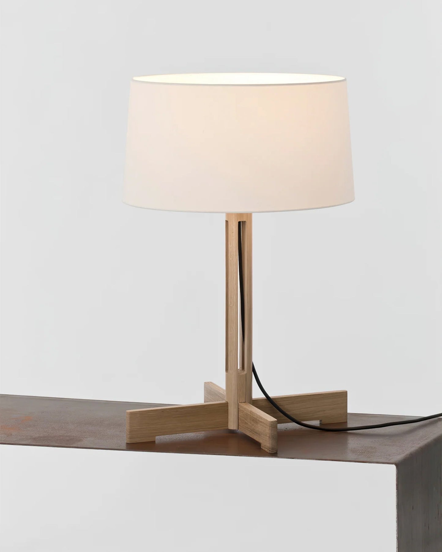 FadGlow - Bordlampe med moderne stil og varmt skær