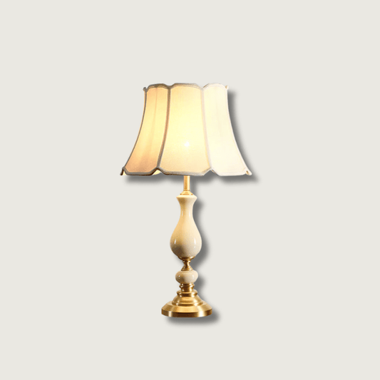 GlowCraft – Stilfuld bordlampe i messing og keramik