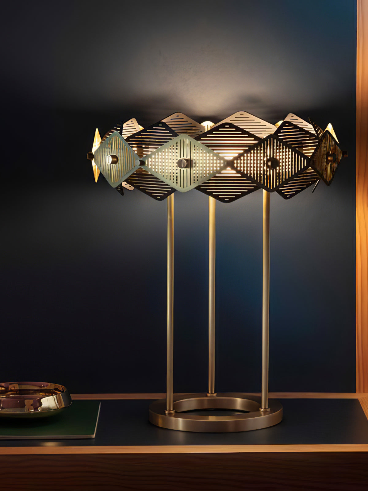 RoteLuxe - Bordlampe med tidløst design og rødlig luksuriøs udseende