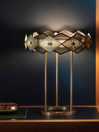 RoteLuxe - Bordlampe med tidløst design og rødlig luksuriøs udseende