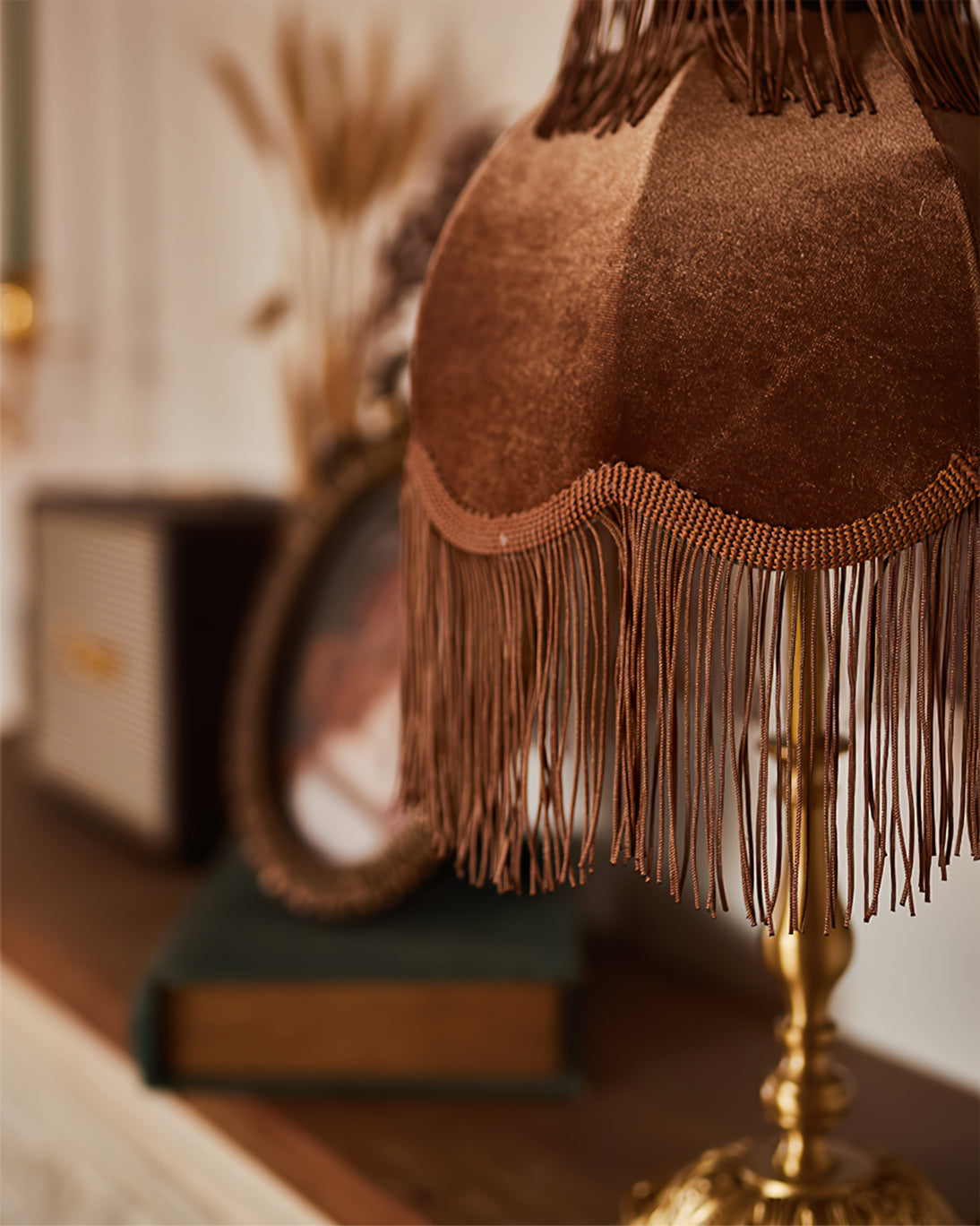 ChicTassel - Moderne bordlampe i messing til en varm atmosfære