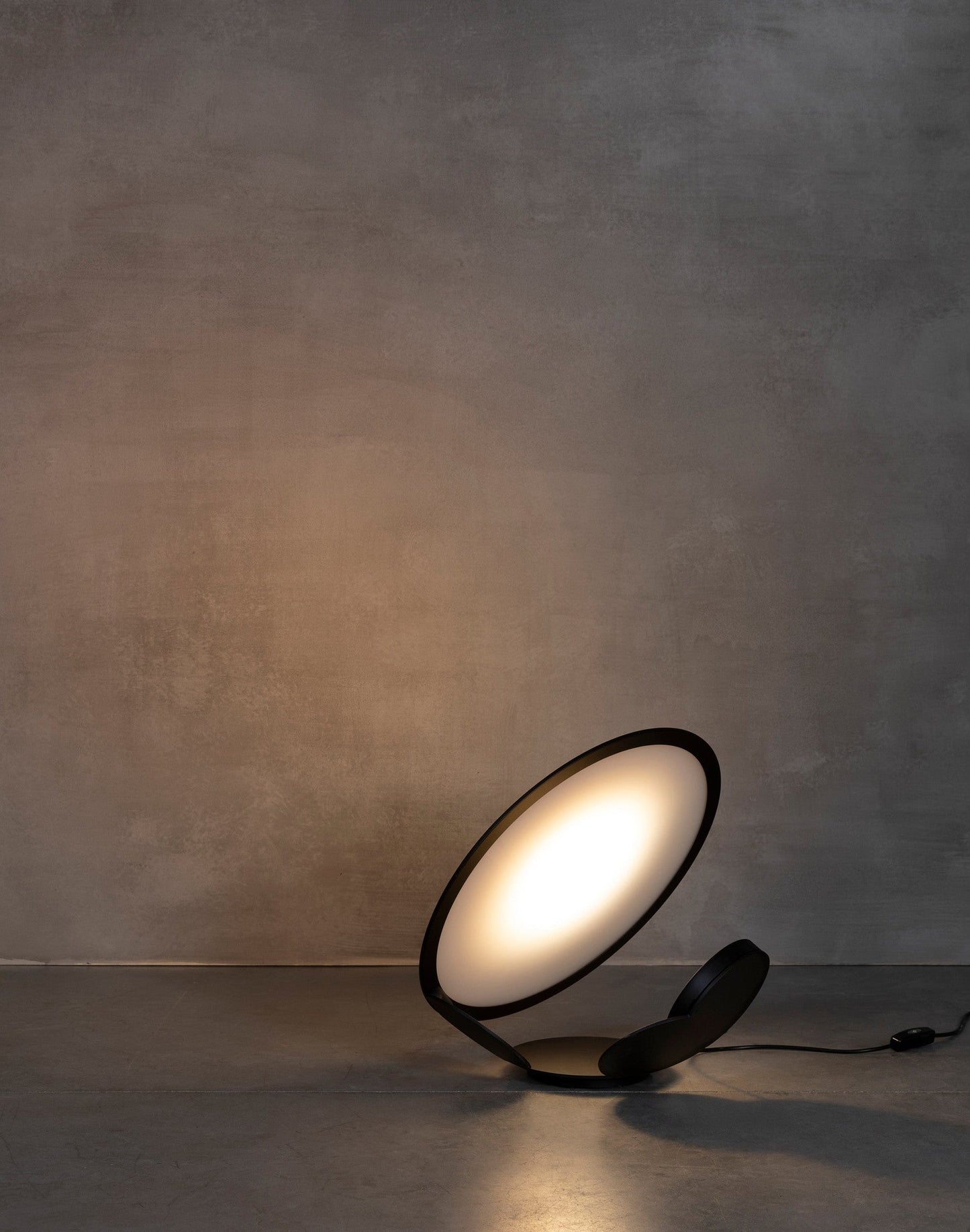 LightSlice - Stilfuld bordlampe med subtile snitdetaljer