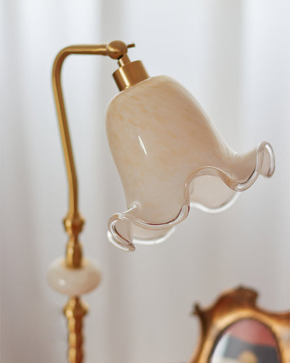 BrassFlora – Vintage bordlampe med blomsterformet skærm