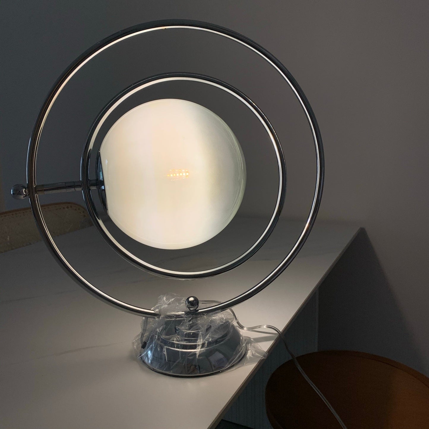 PlanetLuxe - Bordlampe med kosmisk design og subtil belysning