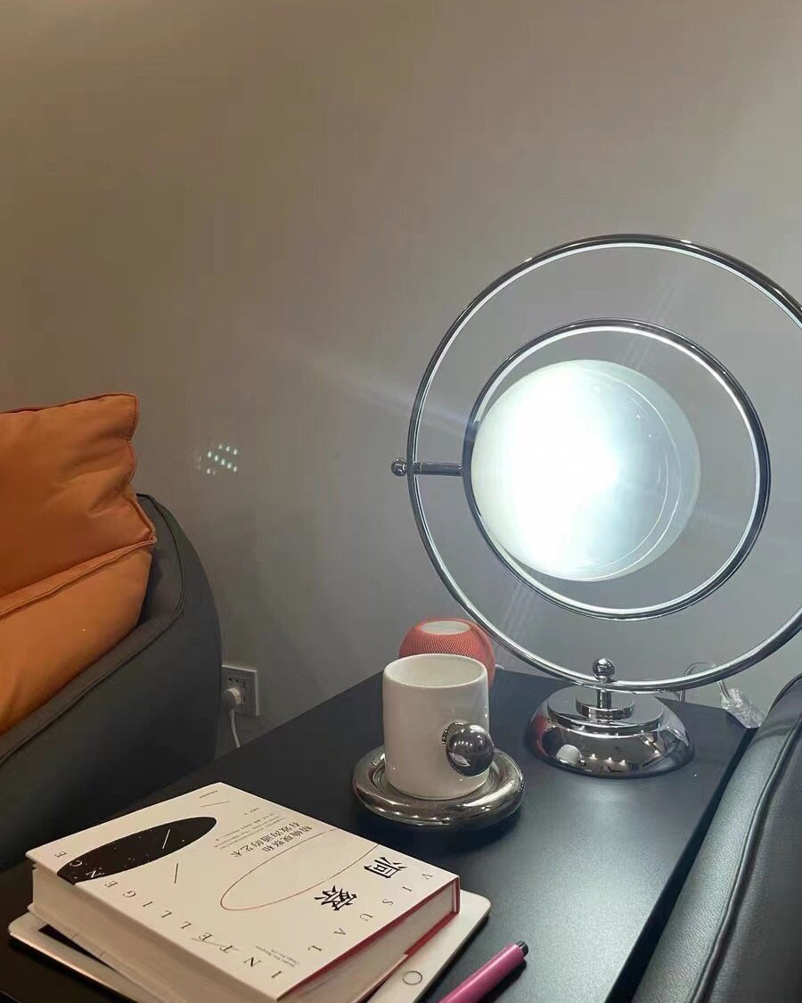 PlanetLuxe - Bordlampe med kosmisk design og subtil belysning