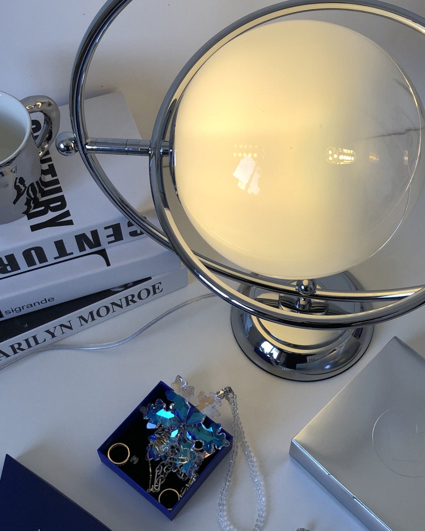 PlanetLuxe - Bordlampe med kosmisk design og subtil belysning