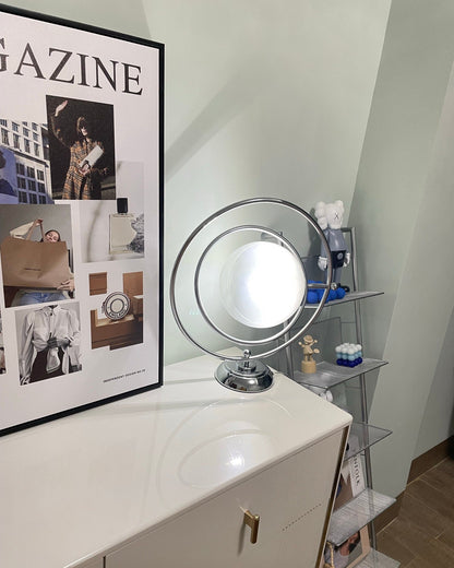 PlanetLuxe - Bordlampe med kosmisk design og subtil belysning