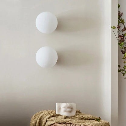 StoneShine - Elegante Wand- und Deckenlampe mit Messingfuß
