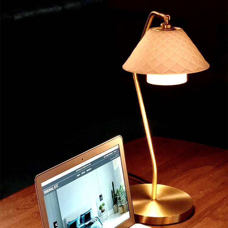 LuxeOxford - Dobbelt bordlampe med slankt design og subtil lysdiffusion