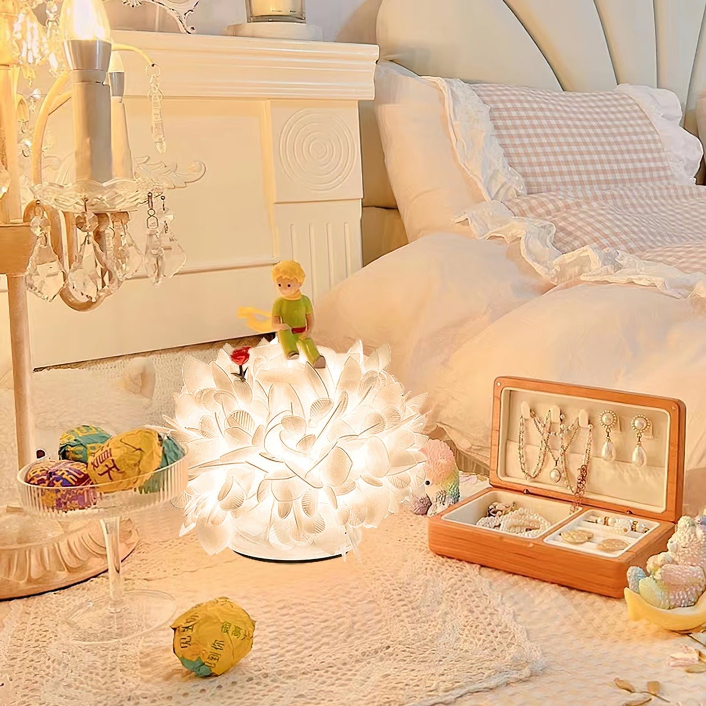 NatureLuxe – Table Lamp with Metal and Natural Petals