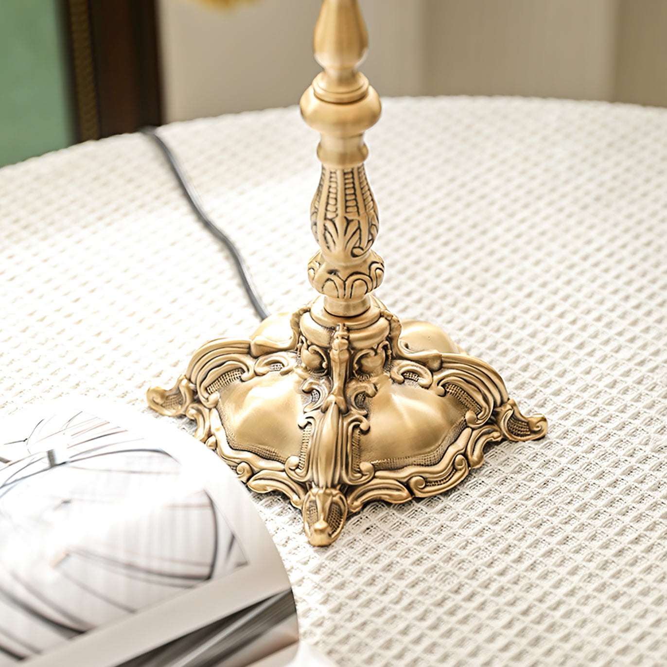 BrassLuxe - Bordlampe med victoriansk atmosfære og gyldne accenter