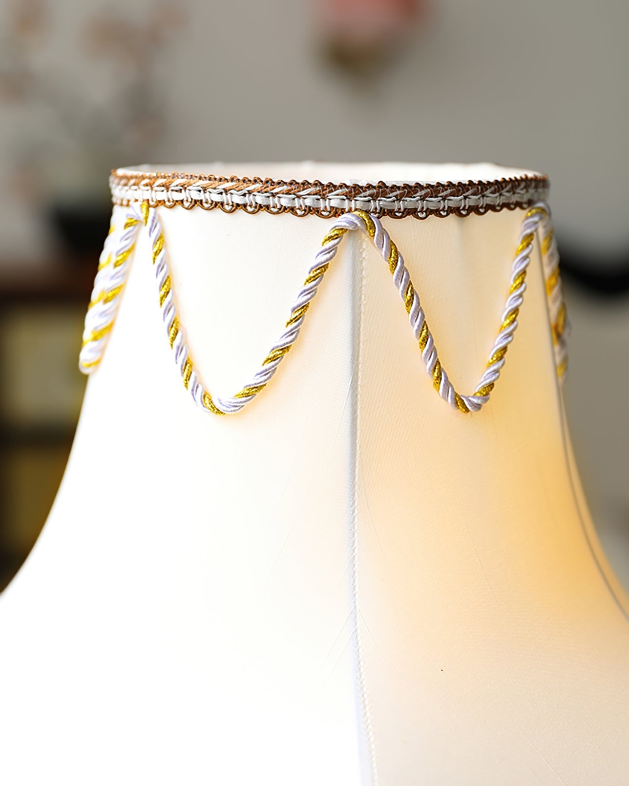 BrassLuxe - Bordlampe med victoriansk atmosfære og gyldne accenter