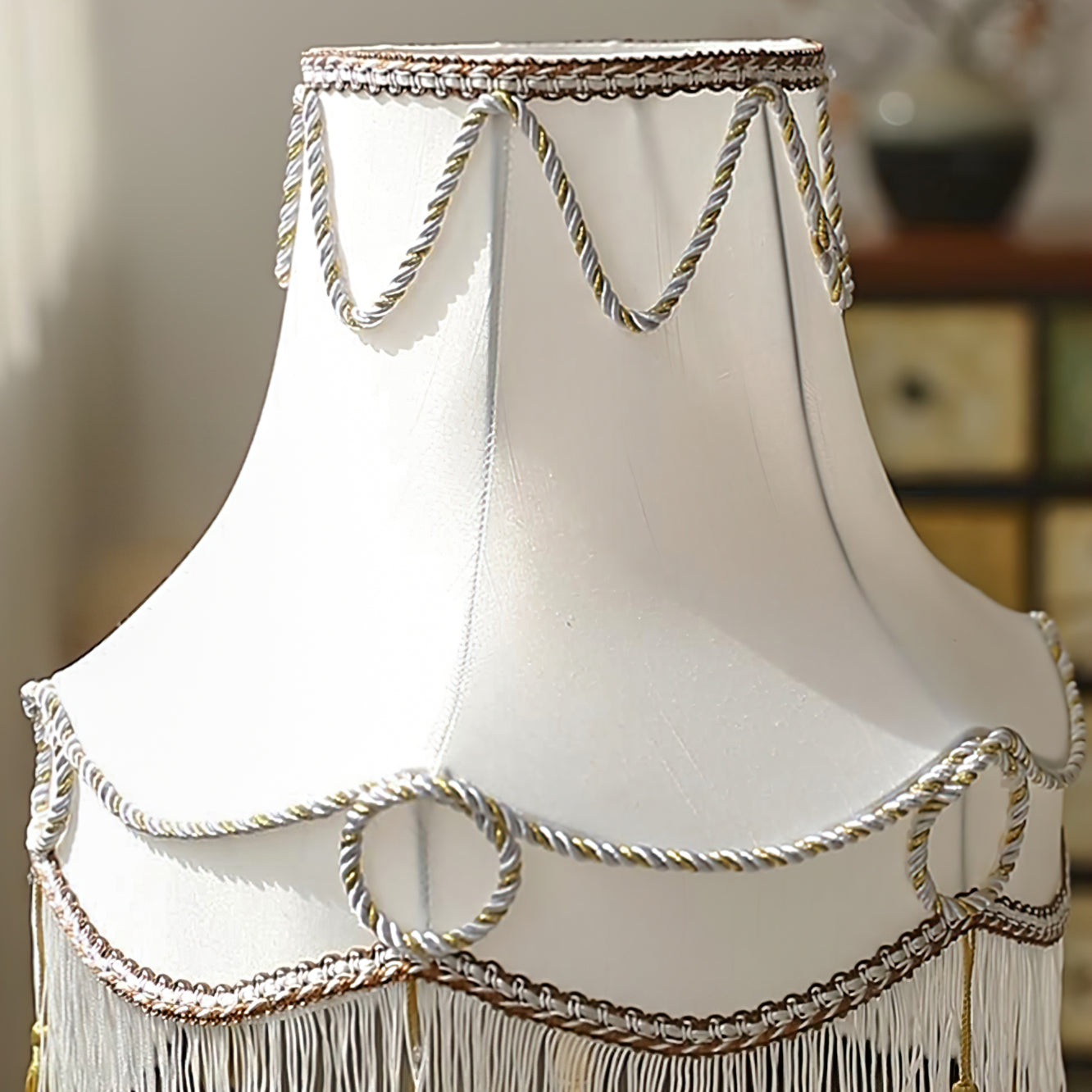 BrassLuxe - Bordlampe med victoriansk atmosfære og gyldne accenter