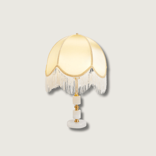 RusticGlow – Lampe de table avec détail à pompon et base en marbre