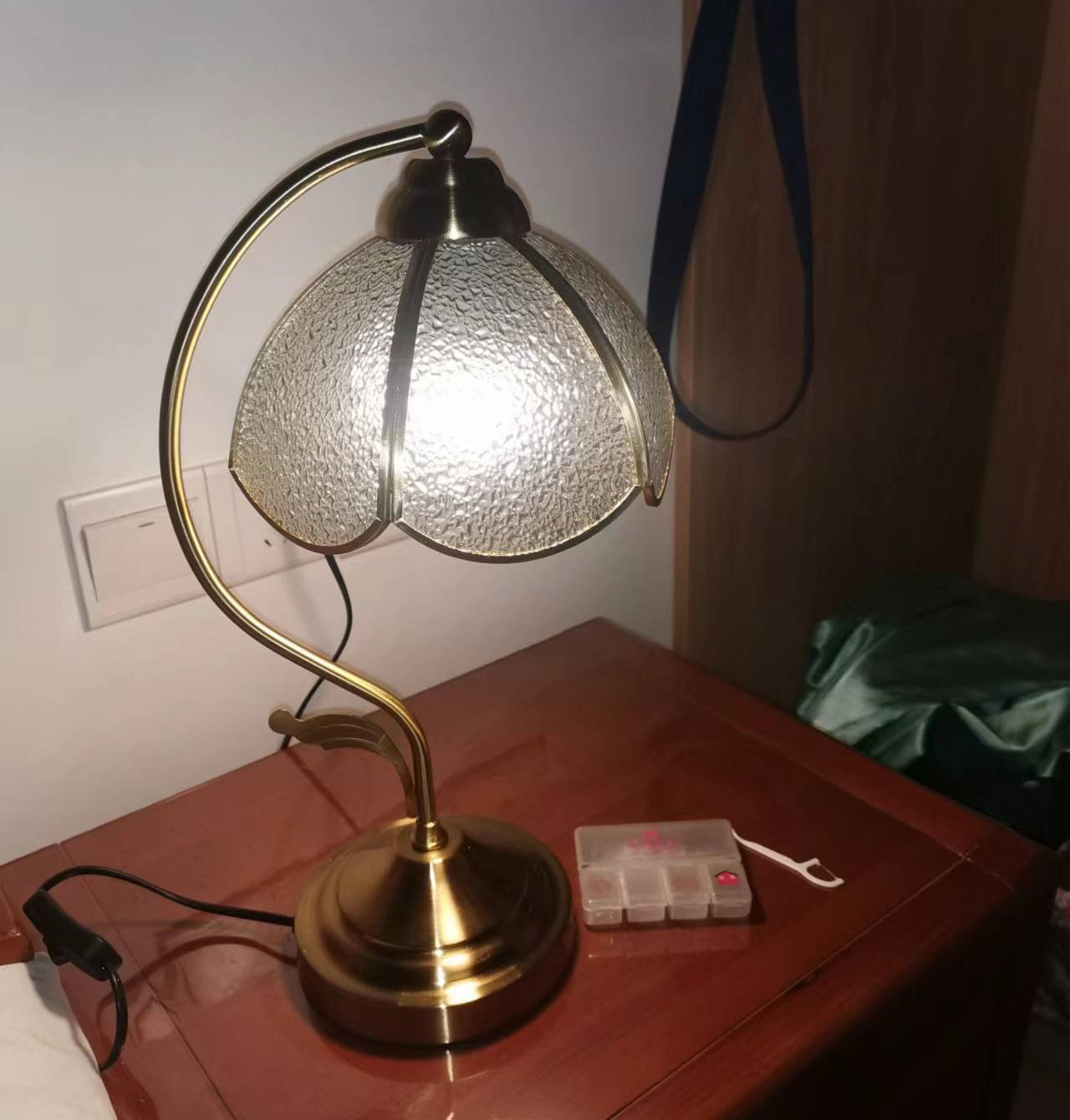 TiffanyBloom - Elegant Table Lamp with Floral Design