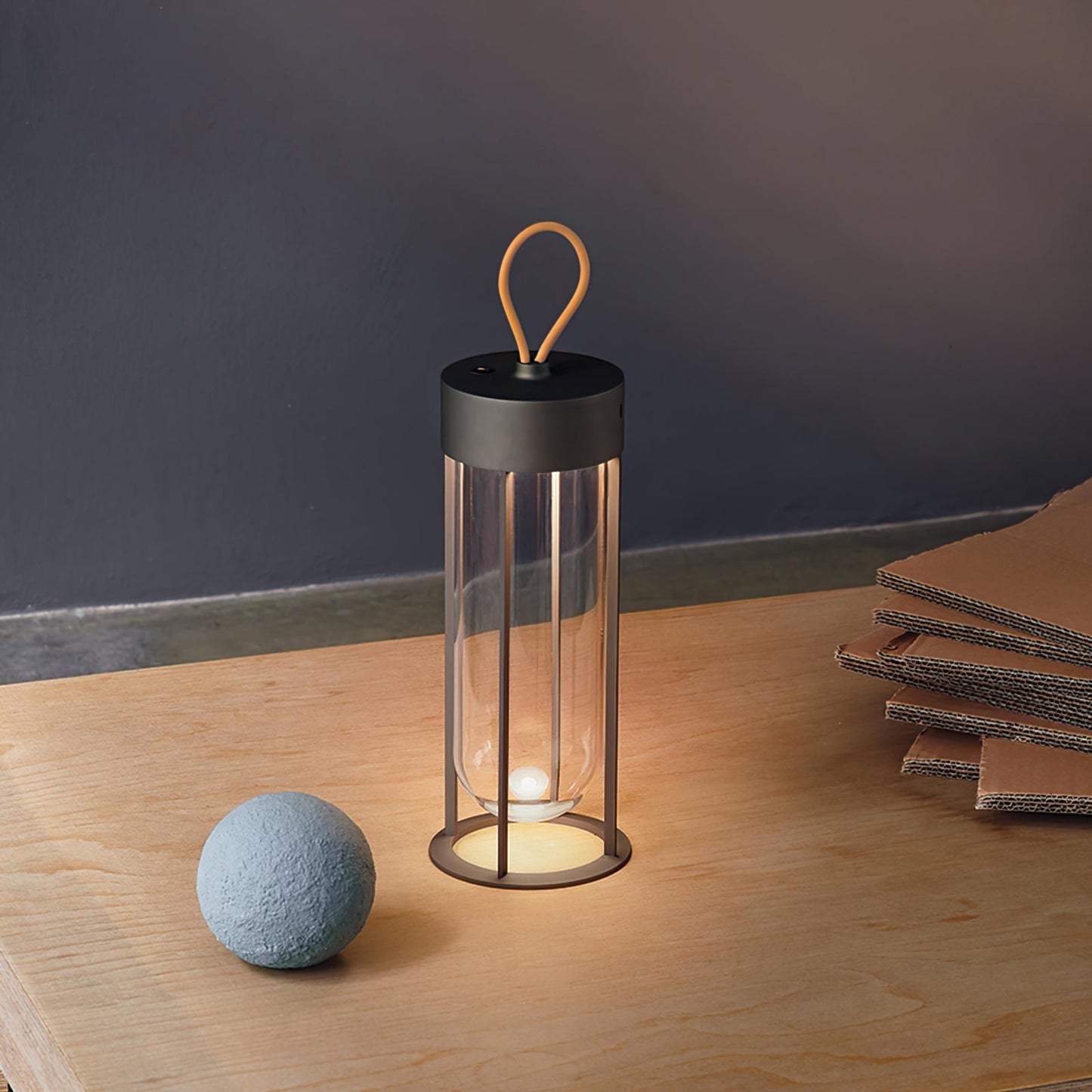 LumiBreeze - Kompakt bordlampe med dæmpbar LED