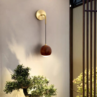 TimberOrb - Lampe murale en noyer pour un éclairage subtil