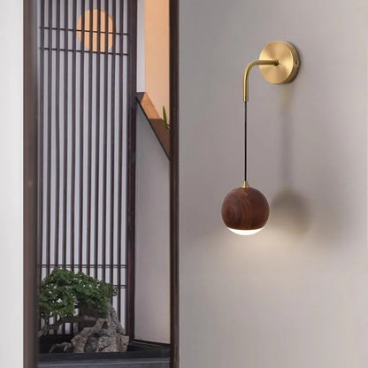 TimberOrb - Lampe murale en noyer pour un éclairage subtil