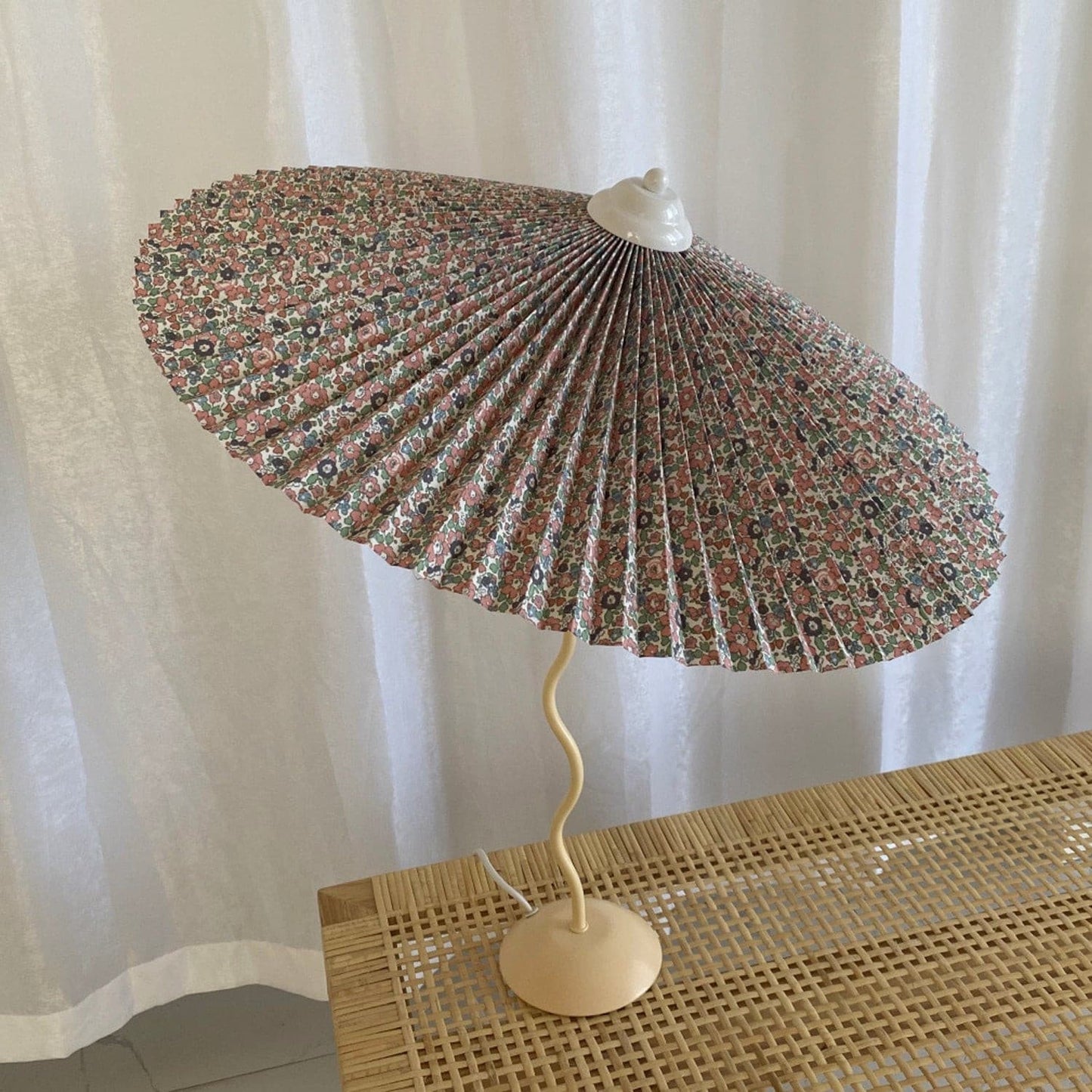 PlooiLicht - Elegant Table Lamp with Playfully Pleated Shade