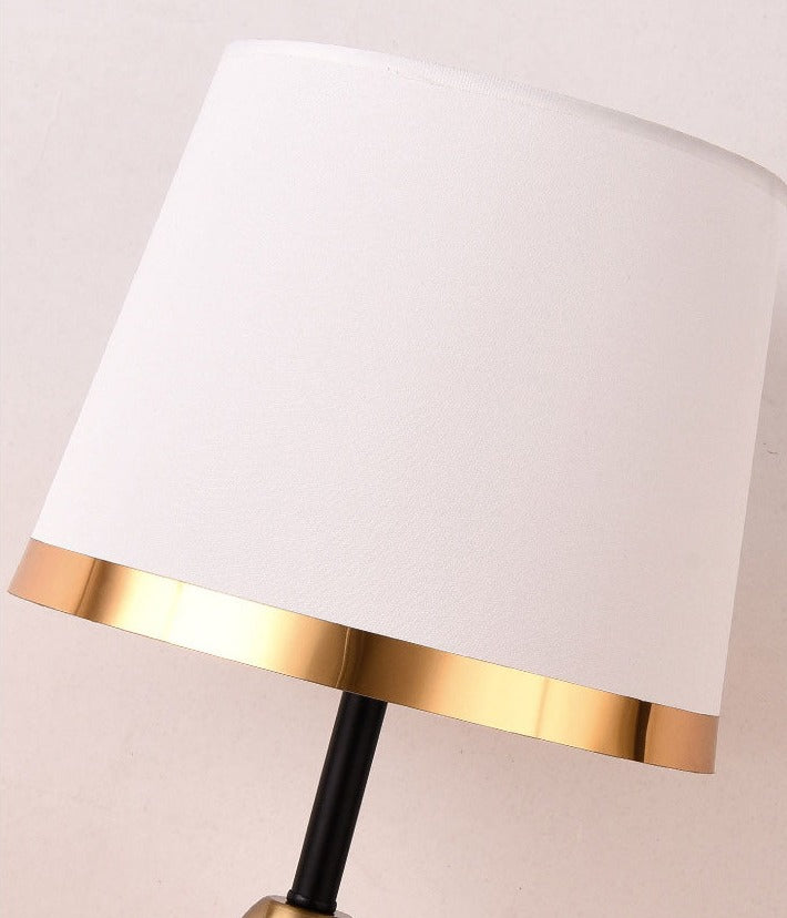 NoirGlow - Guld-Sort Bordlampe med Minimalistisk Design
