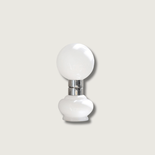 LumeSphere – Elegant hvid bordlampe med glaskugle