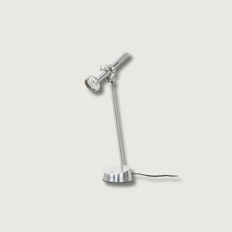 ChromeBeam – Industriel bordlampe med elegant metalfinish