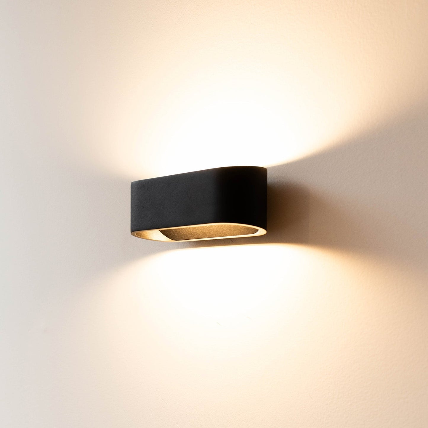 OmbreGlow | Applique murale noire avec finition élégante