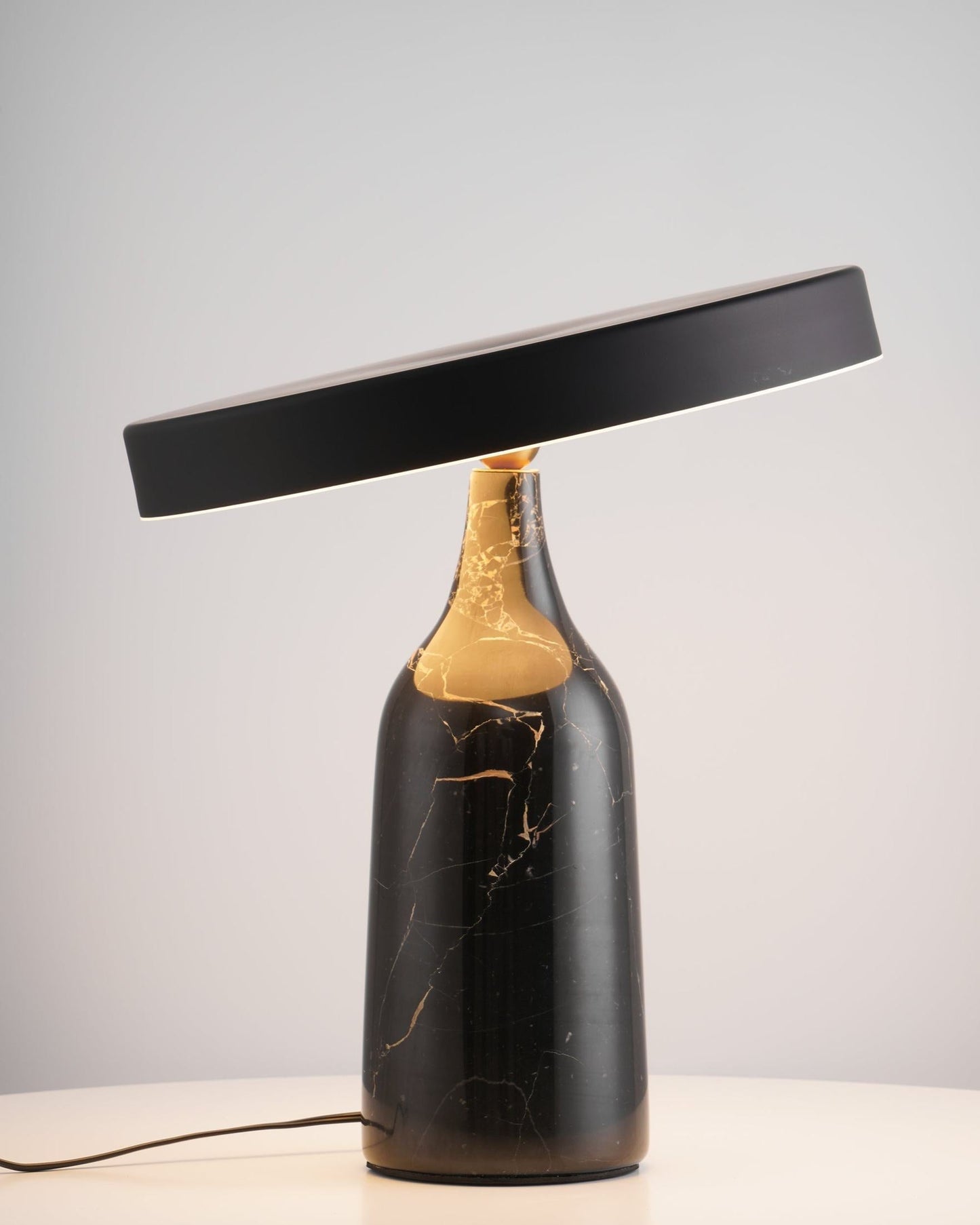LuxeEddy - Bordlampe med elegant design og subtil lysfordeling