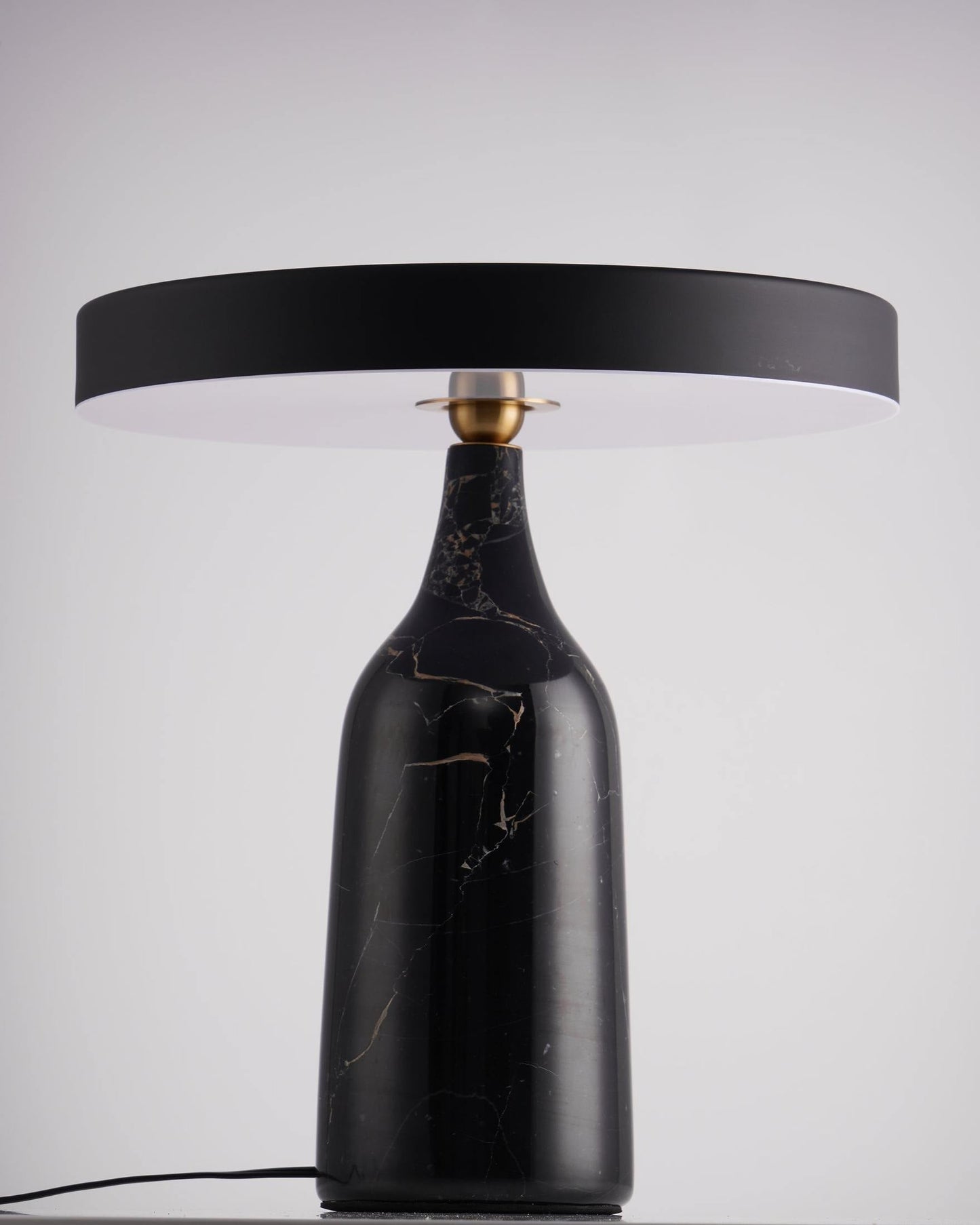 LuxeEddy - Bordlampe med elegant design og subtil lysfordeling