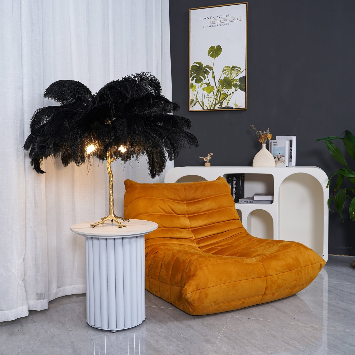 PlumeAura - Bordlampe med gyldne strudsefjer