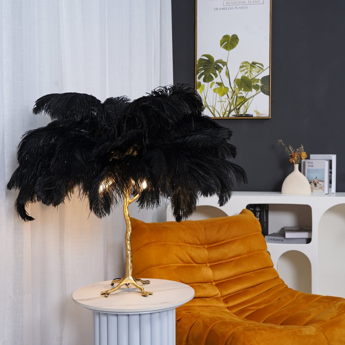 PlumeAura - Bordlampe med gyldne strudsefjer
