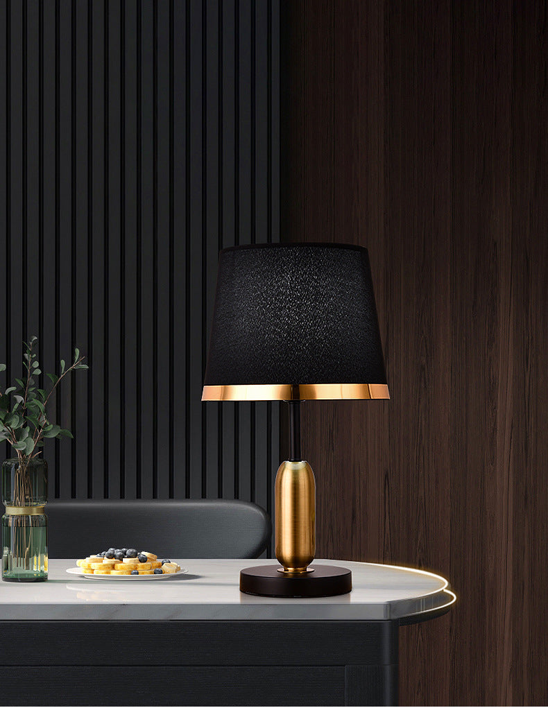 NoirGlow - Guld-Sort Bordlampe med Minimalistisk Design